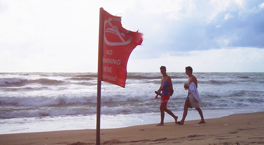 Drapeau rouge de la plage de Phuket