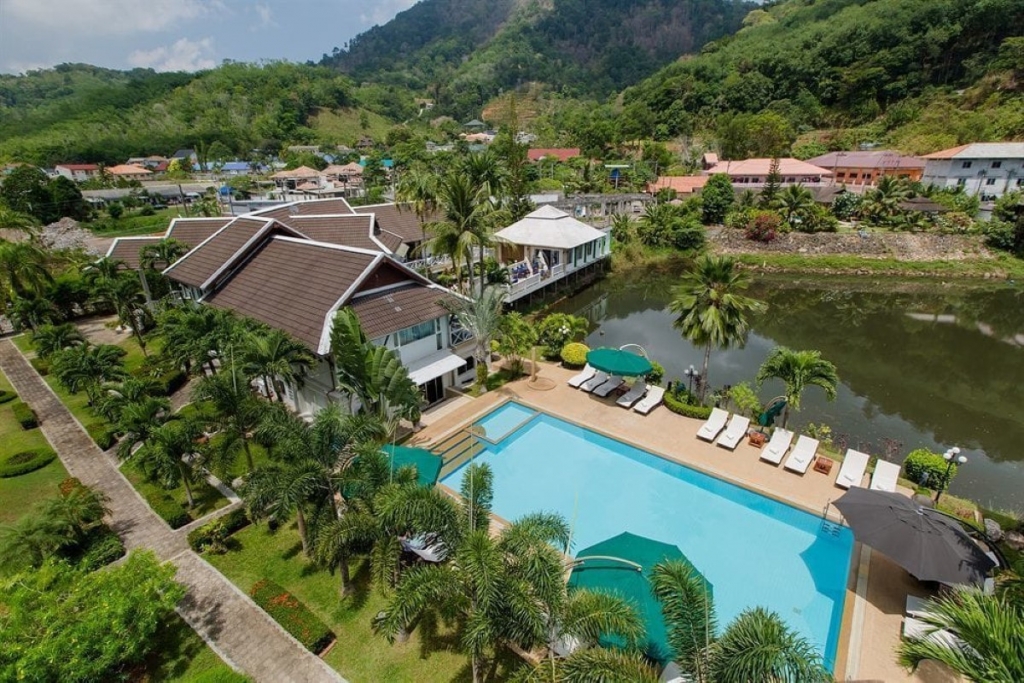 Hôtel de 14 chambres entièrement sous licence au bord du lac à vendre près du Loch Palm Golf Club à Kathu, Phuket