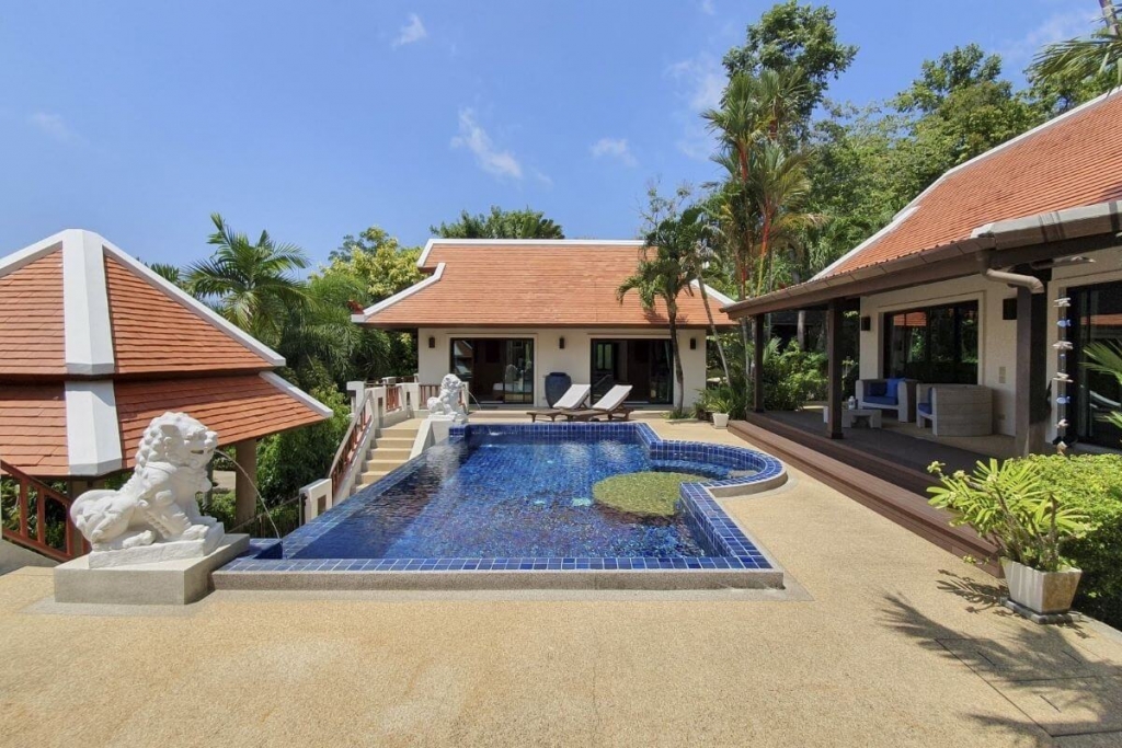 Poolvilla mit 3 Schlafzimmern zum Verkauf in Nai Harn Baan Bua in der Nähe von Nai Harn Beach, Phuket