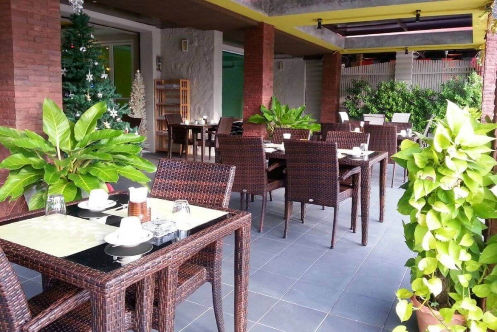 14 Zimmer lizenziertes Hotel- und Restaurantgeschäft zum Verkauf durch den Eigentümer in Rawai, Phuket