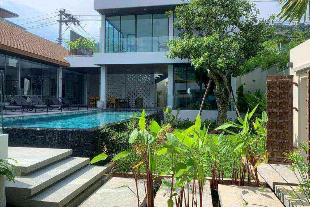 5 Schlafzimmer gerade fertiggestellt Voll möblierte Pool Villa zum Verkauf in Rawai, Phuket