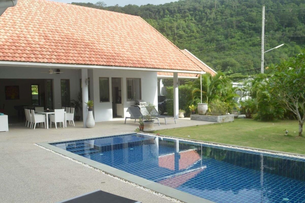 Poolvilla mit 3 Schlafzimmern zum Verkauf auf einem großen Grundstück von 1,000 m² zum Verkauf in der Nähe von Big Buddha in Chalong, Phuket
