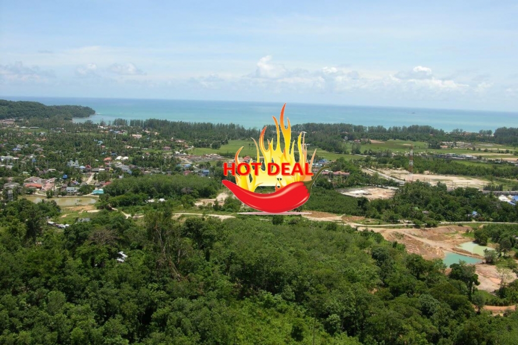 普吉岛Cherng Talay的6个Rai 55 Square Wah（9,820平方米）可以欣赏到远处海景的土地