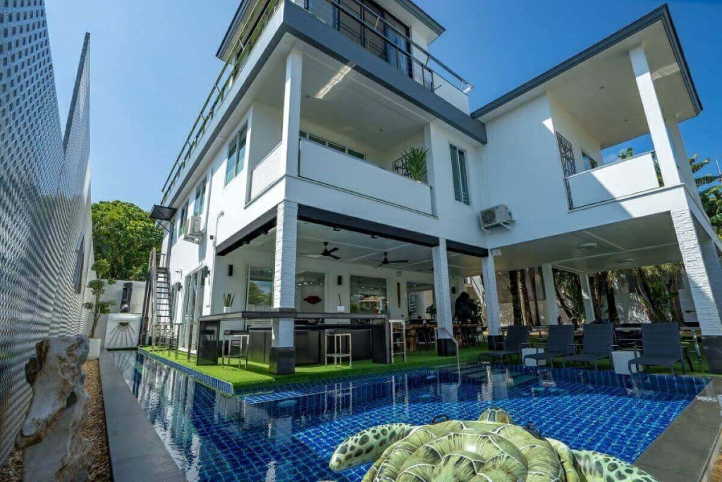 普吉岛拉威海滩附近拥有酒店执照的 7 卧室海景泳池别墅由业主出售