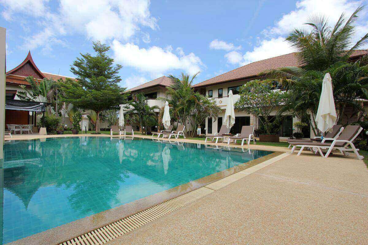 3 Villen mit 15 Wohneinheiten mit Hotellizenz zum Verkauf in der Nähe von Rawai Beach & Nai Harn Beach, Phuket