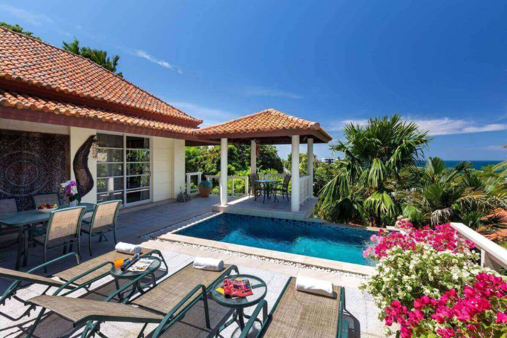 Poolvilla mit 4 Schlafzimmern und Meerblick zum Verkauf in Katamanda in der Nähe von Kata Beach, Phuket