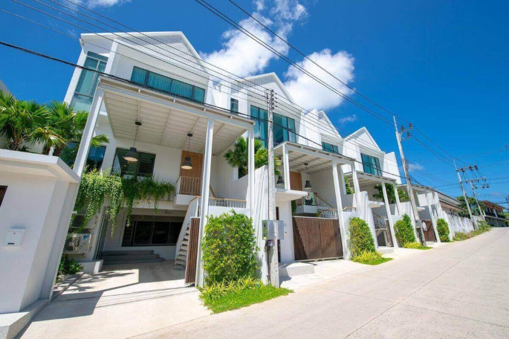 Moderne Poolvilla mit 2 Schlafzimmern zum Verkauf in der Nähe der Boat Avenue & Blue Tree in Cherng Talay, Phuket