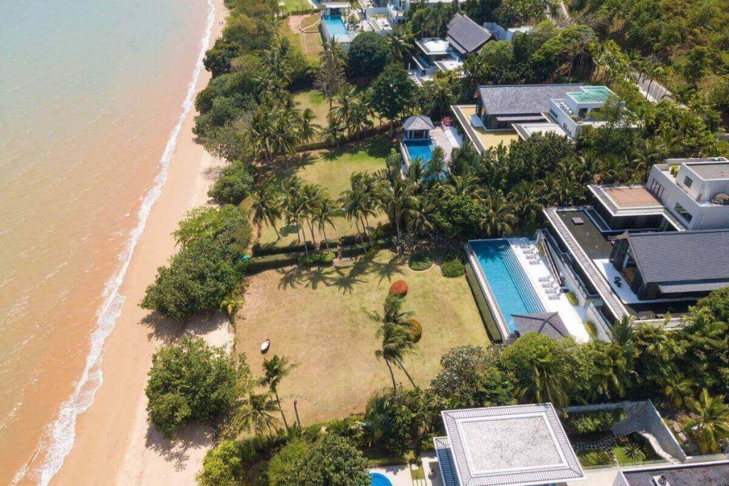 Luxus-Poolvilla mit 4 Schlafzimmern am Strand auf einem großen Grundstück von 3,200 m² zum Verkauf in Cape Yamu, Phuket