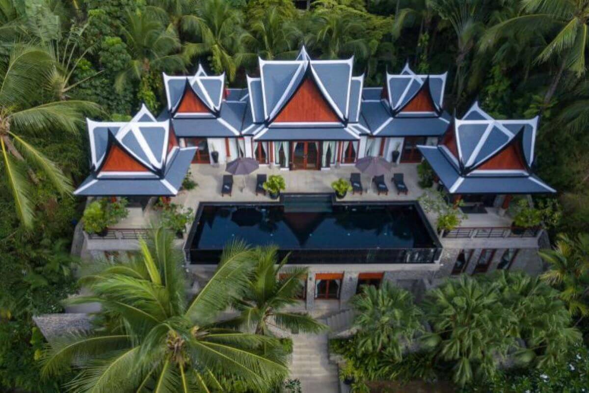 普吉岛苏林海滩附近的 Ayara 出售 5 卧室海景传统泰式巴厘岛泳池别墅