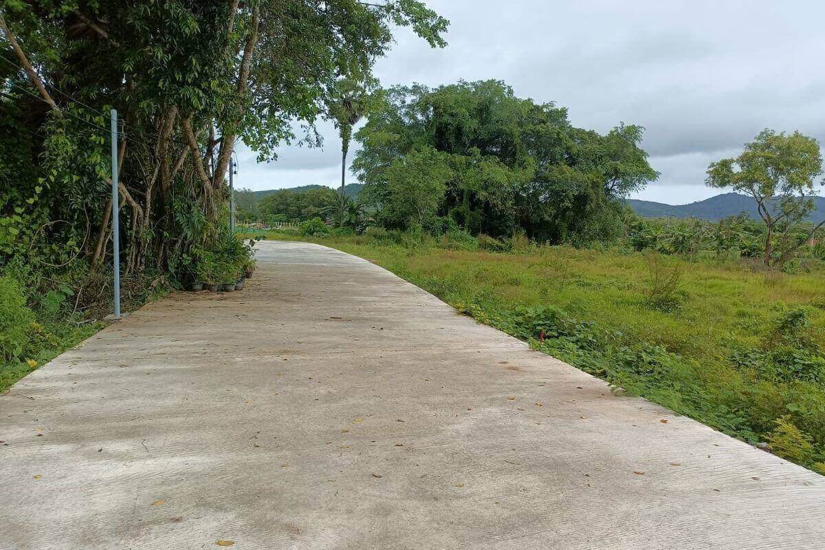 2 Rai 43 Square Wah (3,372 平方米) 土地由业主出售，靠近普吉岛他朗的 Botanica & Anchan