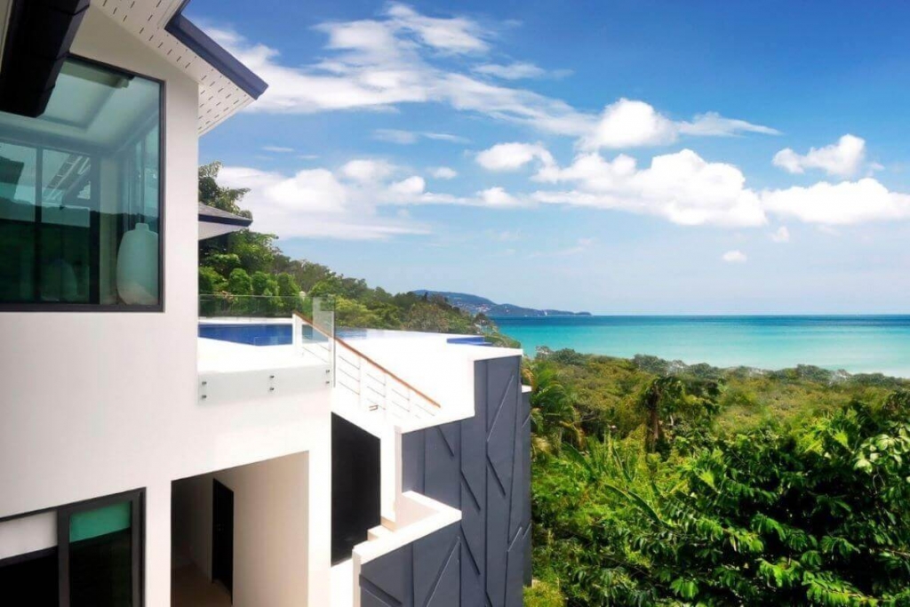 Super-Pool-Villa mit 6 Schlafzimmern und Meerblick zum Verkauf mit Blick auf die Bucht von Patong in Kalim, Phuket