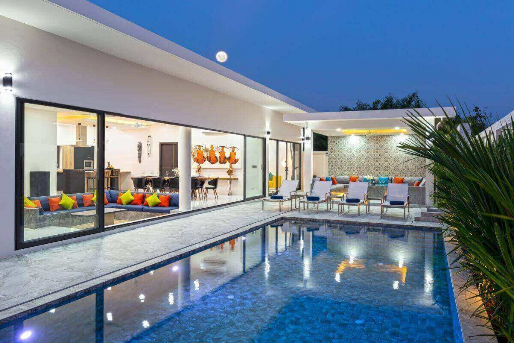 Brandneue, moderne Familien-Poolvilla mit 4 Schlafzimmern zum Verkauf in Rawai, Phuket
