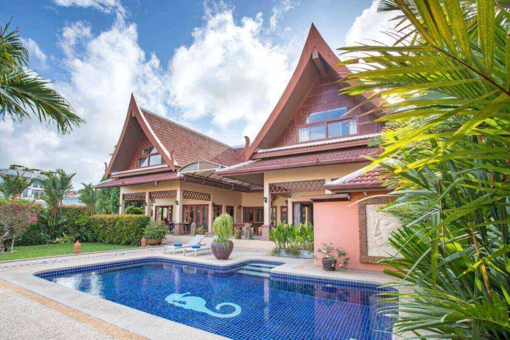 Poolvilla mit 5 Schlafzimmern und doppelter Deckenhöhe auf großem Grundstück zum Verkauf in Soi Saiyuan in Rawai, Phuket