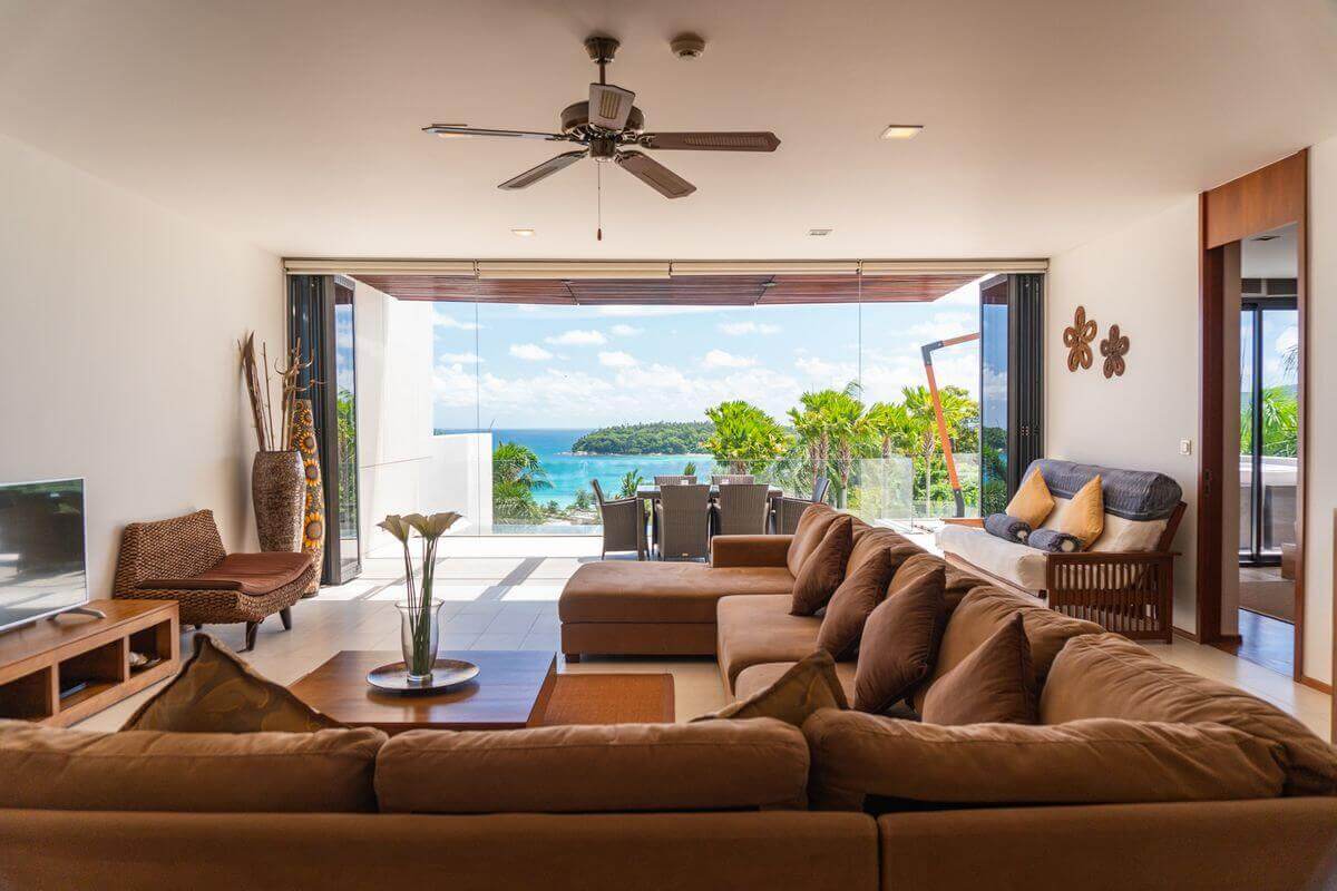 普吉岛卡塔海滩附近的高地出售 2 卧室外国永久业权海景公寓