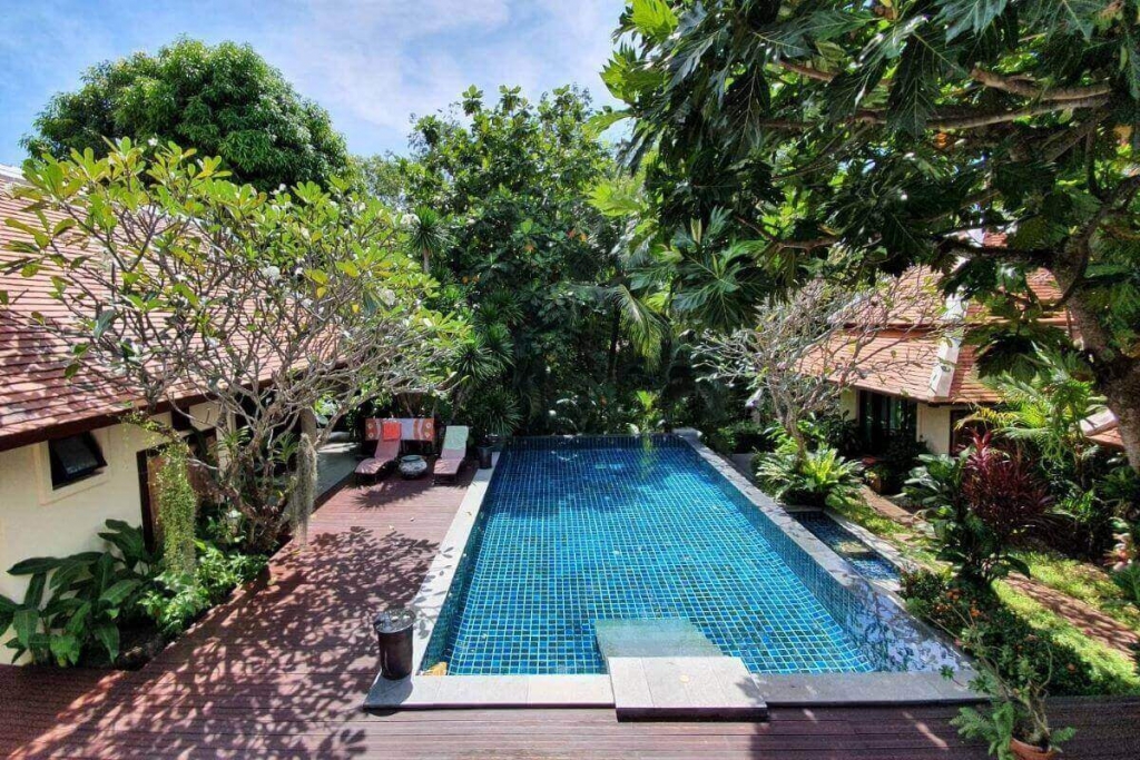 Maßgeschneiderte Poolvilla mit 3 Schlafzimmern auf großem Grundstück zum Verkauf in Baan Bua in der Nähe von Nai Harn Beach, Phuket