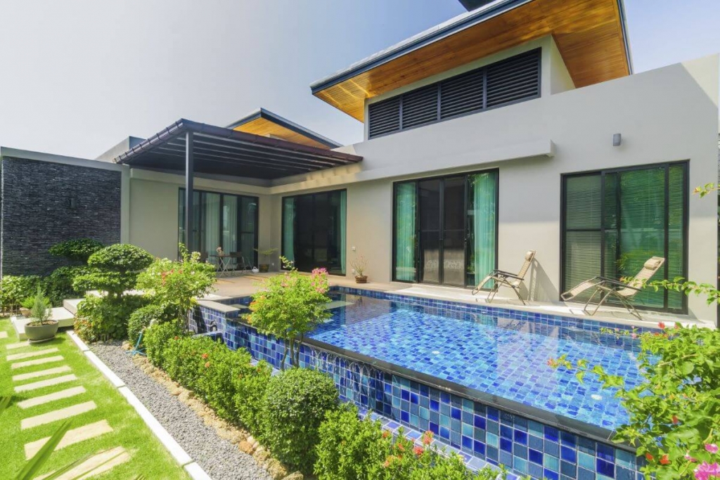 普吉岛奈汉海滩附近的 Baan Bua 出售带室内庭院的三卧室泳池别墅