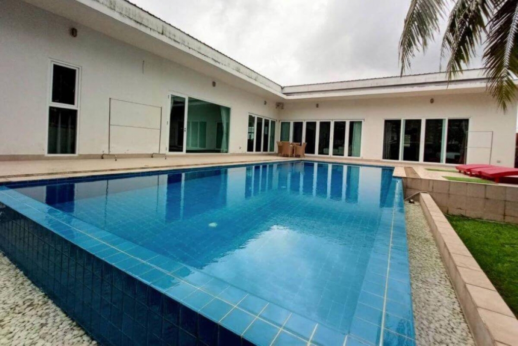 Familien-Poolvilla mit 3 Schlafzimmern zum Verkauf durch den Eigentümer in der Nähe der Phuket Boat Lagoon in Kohkaew, Phuket