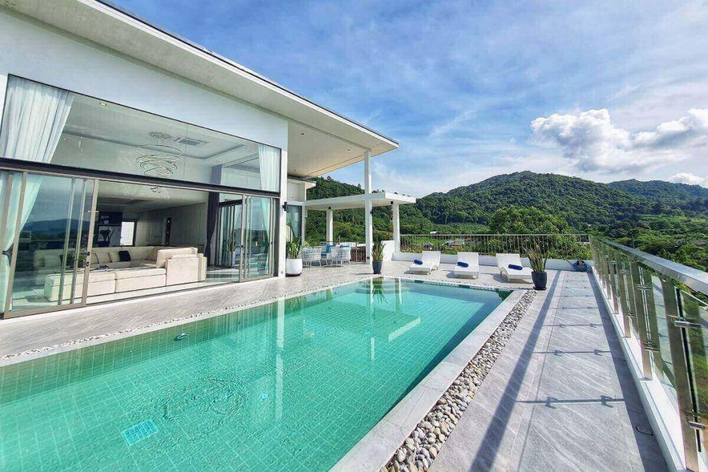 Brandneue, moderne Poolvilla mit 5 Schlafzimmern und Bergblick zum Verkauf in Soi Naya in Rawai, Phuket