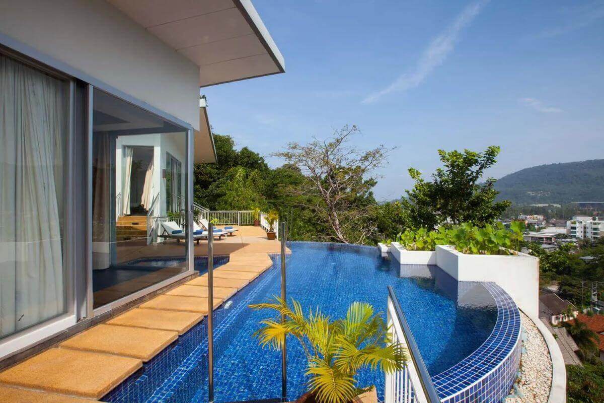 普吉岛卡马拉海滩附近的 Coolwater 业主出售的大型地块上的 4 卧室山坡泳池别墅