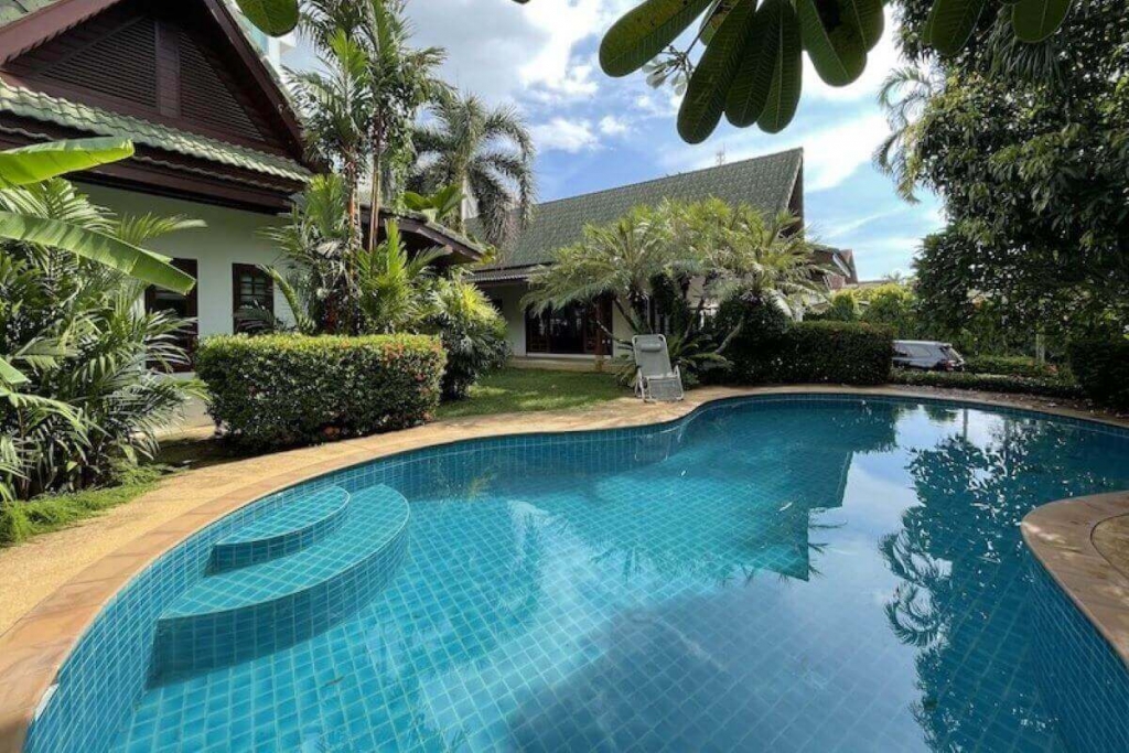 Poolvilla mit 3 Schlafzimmern auf großem Grundstück vom Eigentümer in der Nähe der Strände von Surin und Bang Tao, Phuket, zu verkaufen