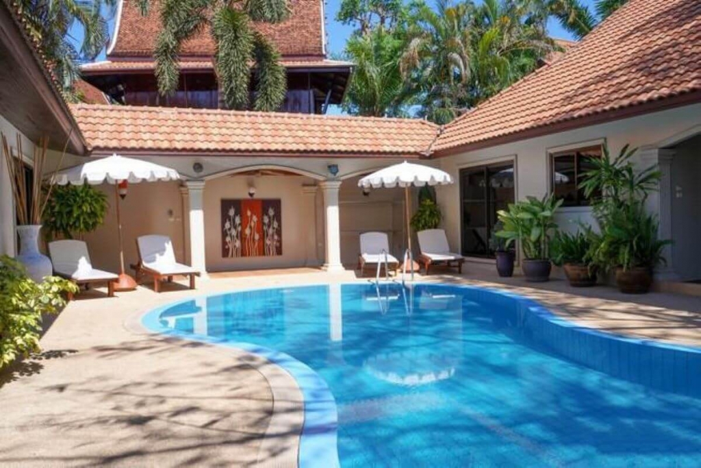 Charmante tropische Familien-Poolvilla mit 4 Schlafzimmern zum Verkauf in der Nähe des Nai Harn Beach in Rawai, Phuket