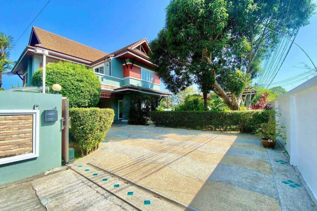 出售 3 卧室现代泰式泳池别墅，距离普吉岛拉威的奈汉海滩 4 公里