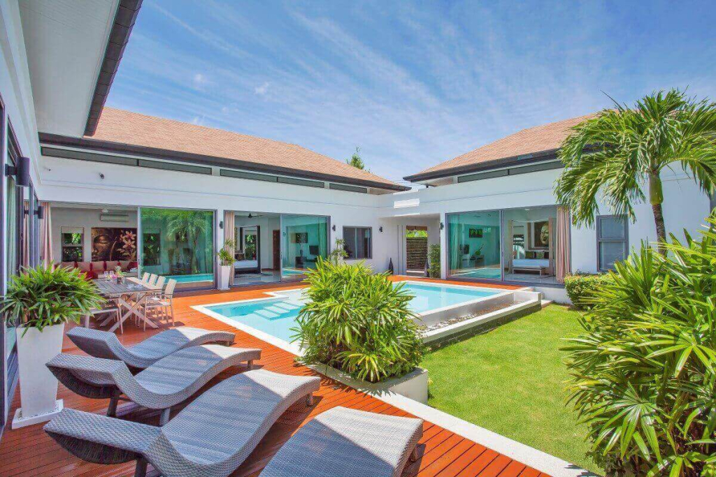 Villa mit 4 Schlafzimmern und riesigem 12 x 4 Meter großem Salzwasserpool zum Verkauf in Rawai, Phuket