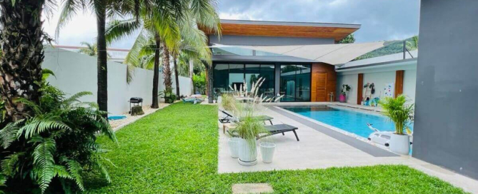 Moderne Poolvilla mit 3 Schlafzimmern und großem 12 x 4 Meter großem Pool zum Verkauf in Soi Samakki in Rawai, Phuket