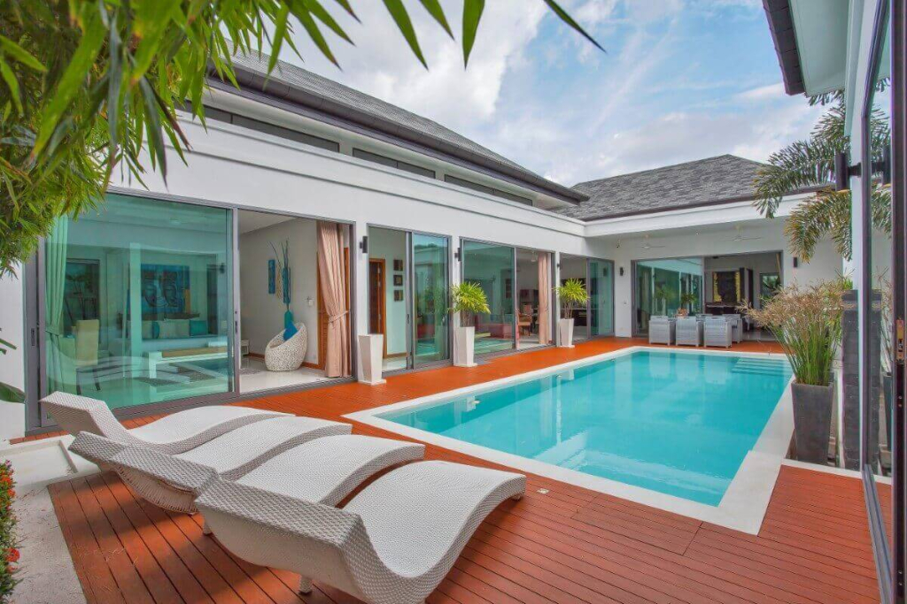 Moderne thailändisch-balinesische Poolvilla mit 3 Schlafzimmern zum Verkauf in 10 Minuten zum Nai Harn Beach in Rawai, Phuket