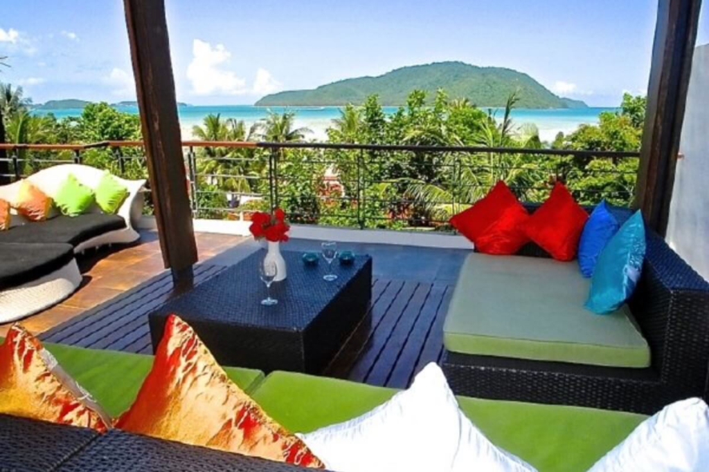 Reihenhaus-Poolvilla mit 3 Schlafzimmern und Meerblick zum Verkauf. Gehen Sie zum Friendship Beach in Rawai, Phuket