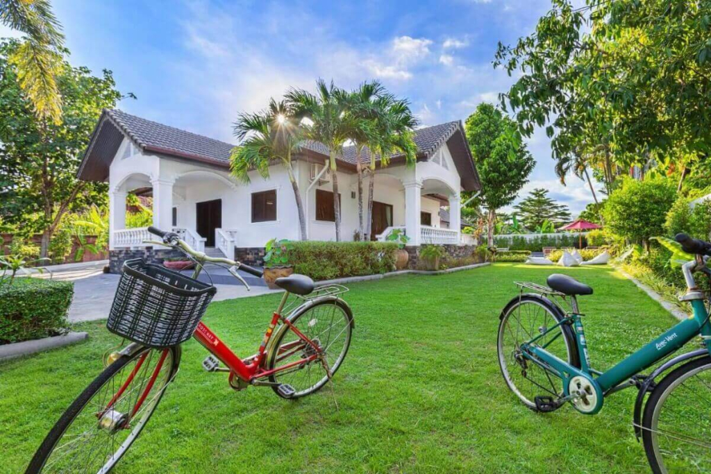 5 Bedroom Colonial Style Pool Villa on Large Plot of 980 sqm for Sale by Owner near Palai Beach in Chalong, Phuket
