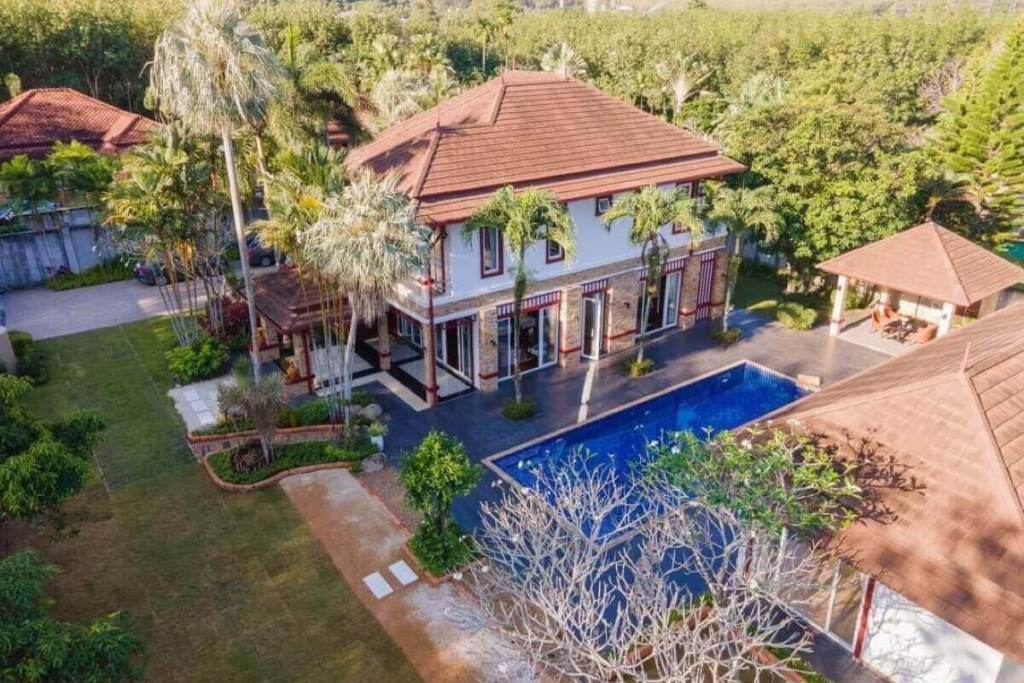 Poolvilla mit 5 Schlafzimmern auf großem 1,700 m² großem Grundstück vom Eigentümer in der Nähe von Blue Tree in Cherng Talay, Phuket, zu verkaufen
