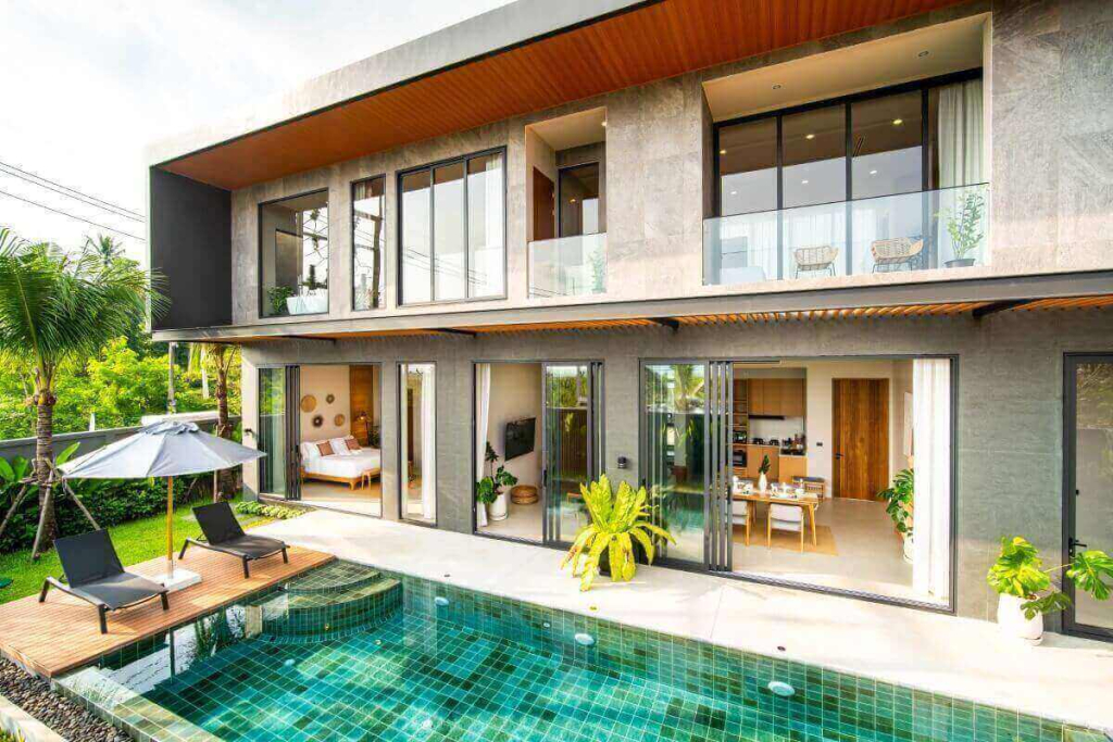 Moderne Poolvilla mit 3 Schlafzimmern und Meerblick zum Verkauf, 200 Meter von Chalong Bay, Phuket entfernt