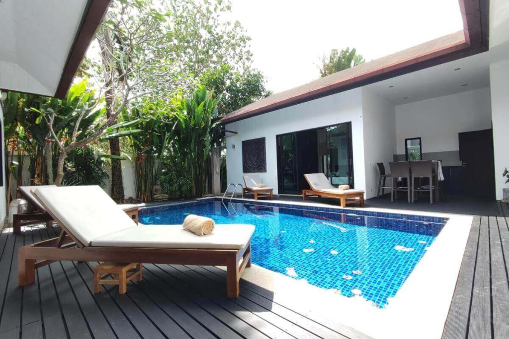 Tropische Poolvilla mit 3 Schlafzimmern zum Verkauf in der Nähe von Laguna in Cherng Talay, Phuket