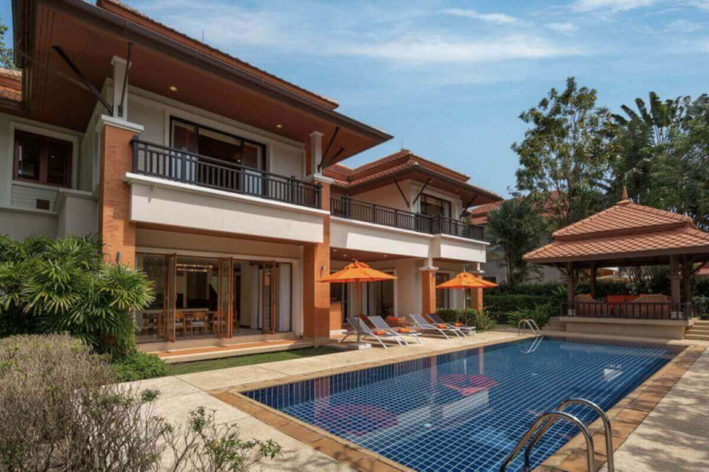 Neu renovierte Poolvilla mit 4 Schlafzimmern auf großem Grundstück zum Verkauf in Angsana in Laguna, Phuket