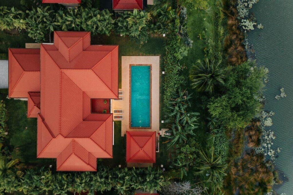 Poolvilla am Seeufer mit 4 Schlafzimmern auf großem Grundstück zum Verkauf durch den Eigentümer in Angsana in Laguna, Phuket