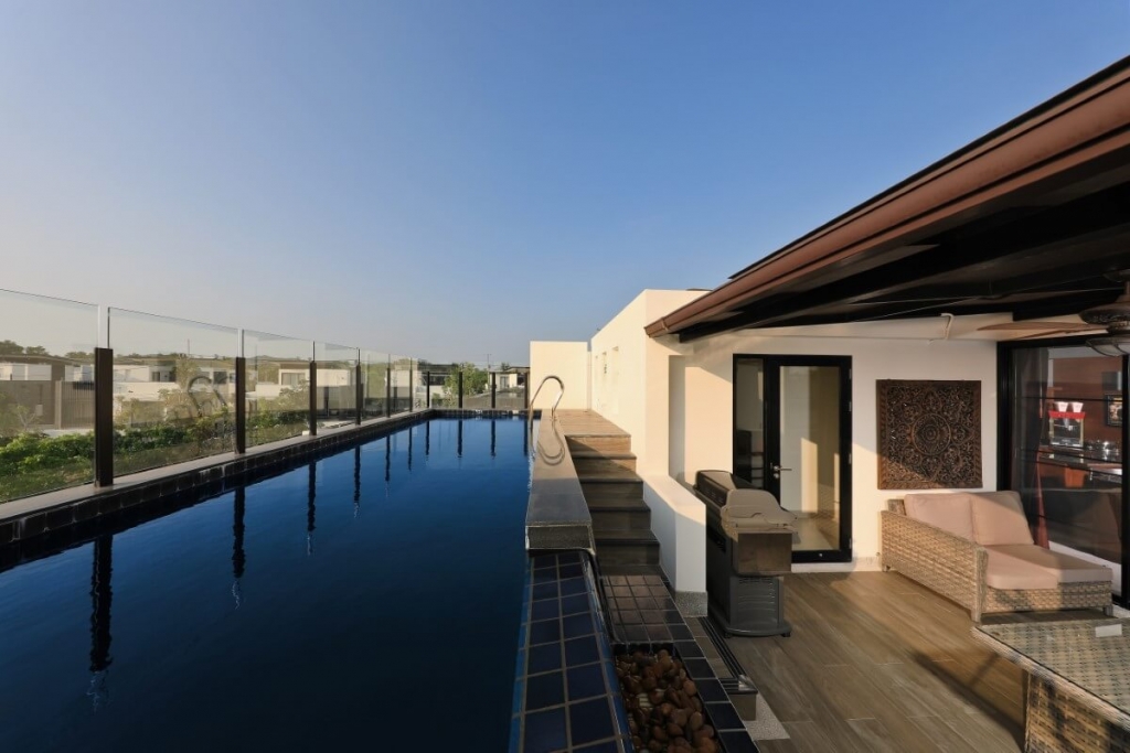 Moderne Poolvilla auf dem Dach mit 4 Schlafzimmern und Kinoraum vom Eigentümer im Laguna Park in Phuket zu verkaufen