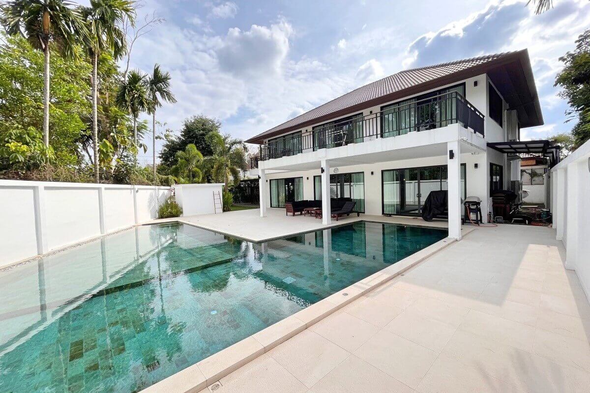 Poolvilla mit 5 Schlafzimmern zum Verkauf in der Nähe der Boat Avenue und der Laguna in Cherng Talay, Phuket