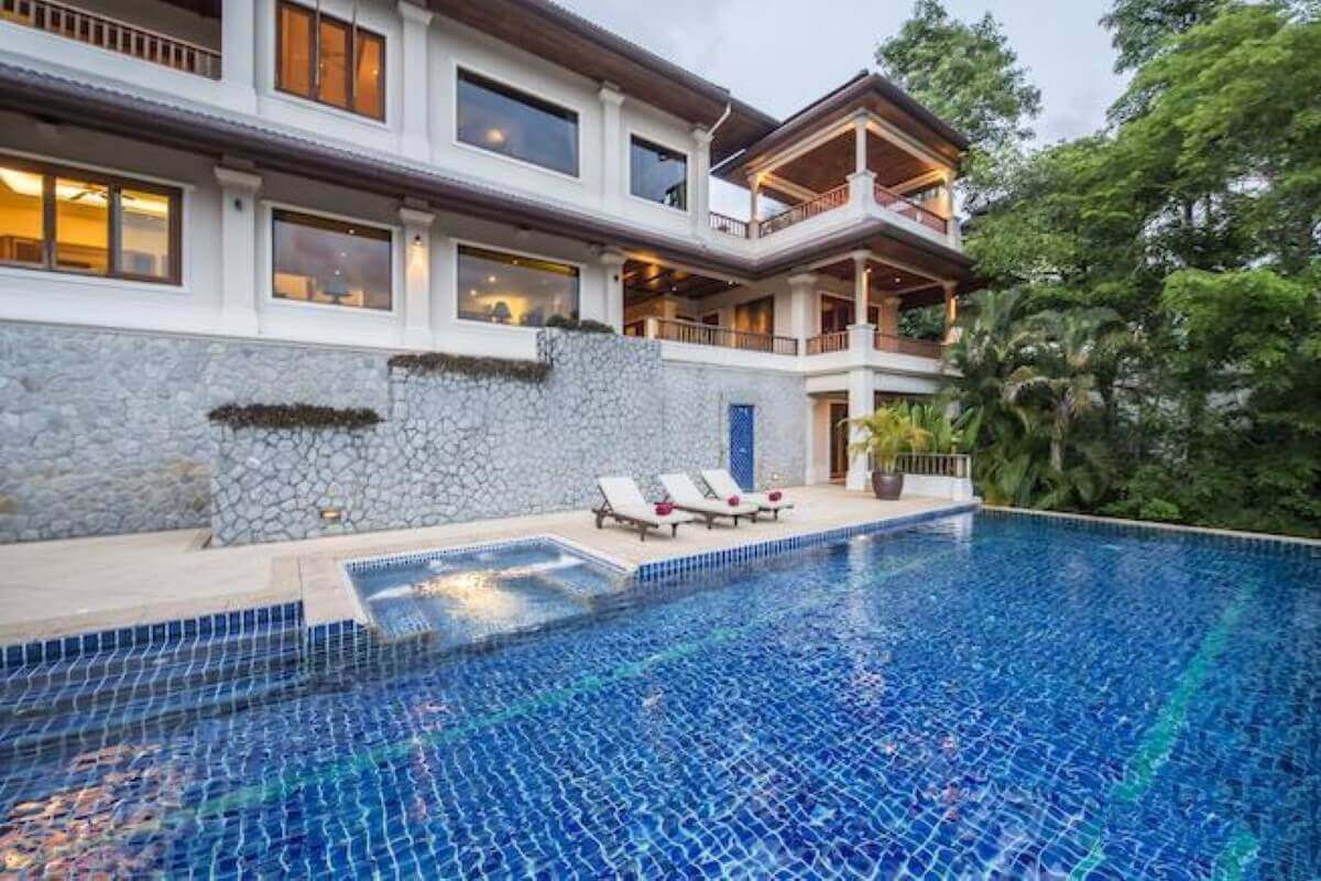 5-Schlafzimmer-Poolvilla am Hang auf einem großen Grundstück zum Verkauf in Lakewood Hills in der Nähe von Layan Beach, Phuket