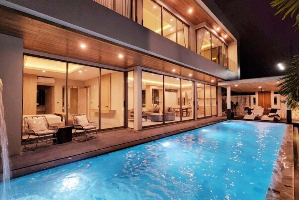 普吉岛查龙 BCIS 国际学校附近出售的 4 卧室全新家庭泳池别墅