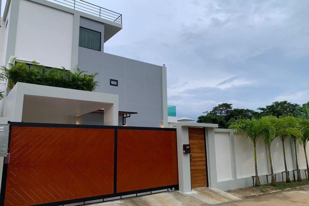 Brandneue moderne Poolvilla mit 4 Schlafzimmern und Meerblick zum Verkauf durch den Eigentümer in Rawai, Phuket