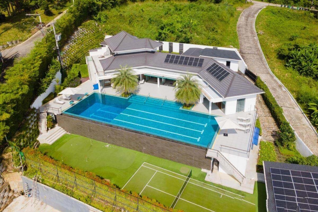 Poolvilla mit 4 Schlafzimmern und Meerblick auf einem 2,100 m² großen Grundstück zum Verkauf in Chalong, Phuket