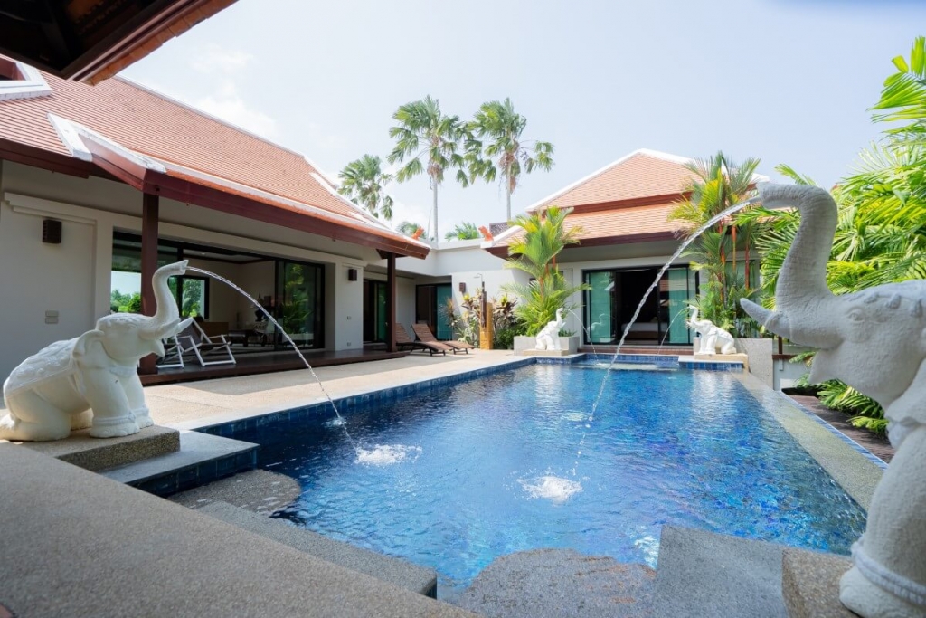 Bezugsfertige Poolvilla mit 4 Schlafzimmern zum Verkauf in Baan-Bua in der Nähe von Nai Harn Beach, Phuket