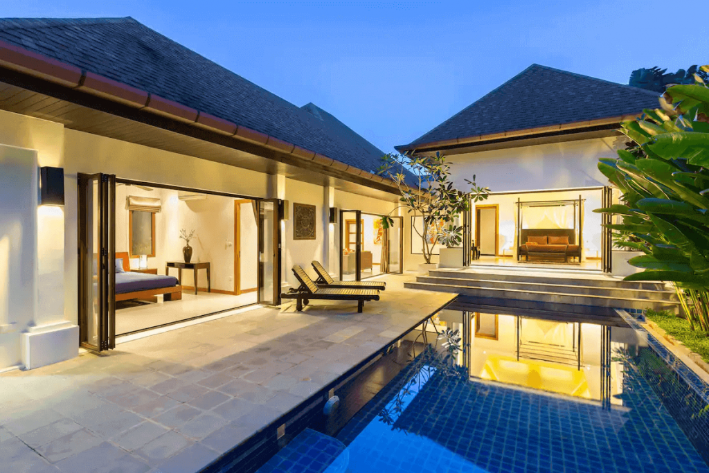 Villa con piscina in stile balinese con 3 camere da letto in vendita a Villa Suksan a Rawai, Phuket