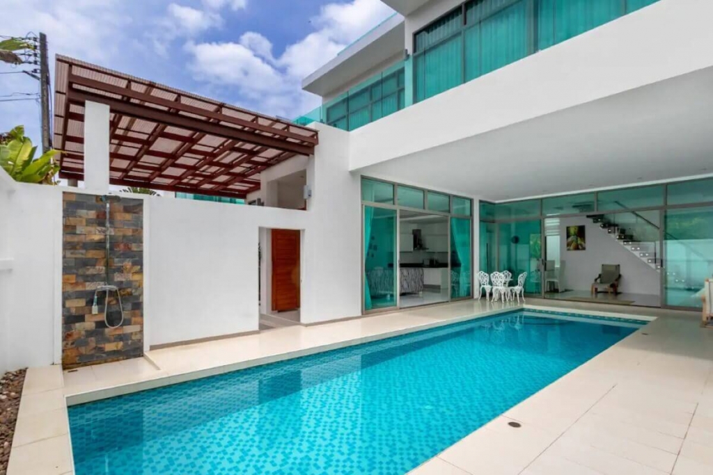 Moderne Poolvilla mit 4 bis 5 Schlafzimmern zum Verkauf vom Eigentümer, 10 Gehminuten vom Kamala Beach, Phuket entfernt