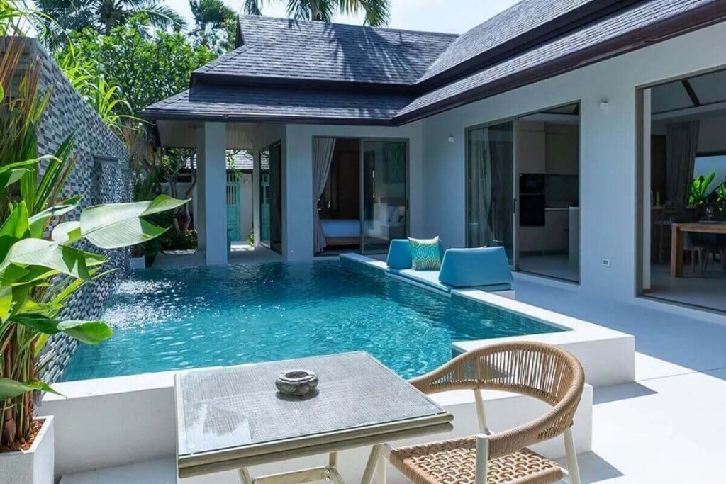 普吉岛奈汉海滩附近新装修的三卧室巴厘岛风格泳池别墅出售