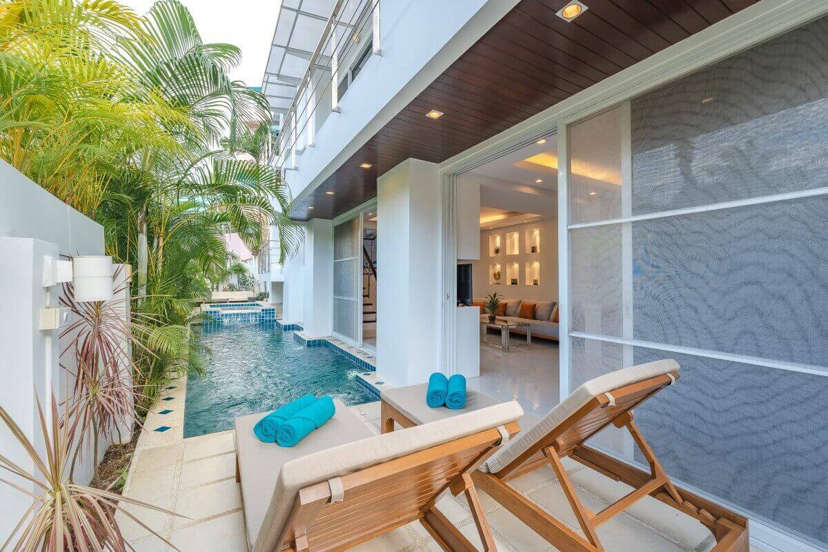 Neu renovierte Poolvilla mit 4 Schlafzimmern und Meerblick. Gehen Sie zum Tri-Trang Beach in Patong, Phuket