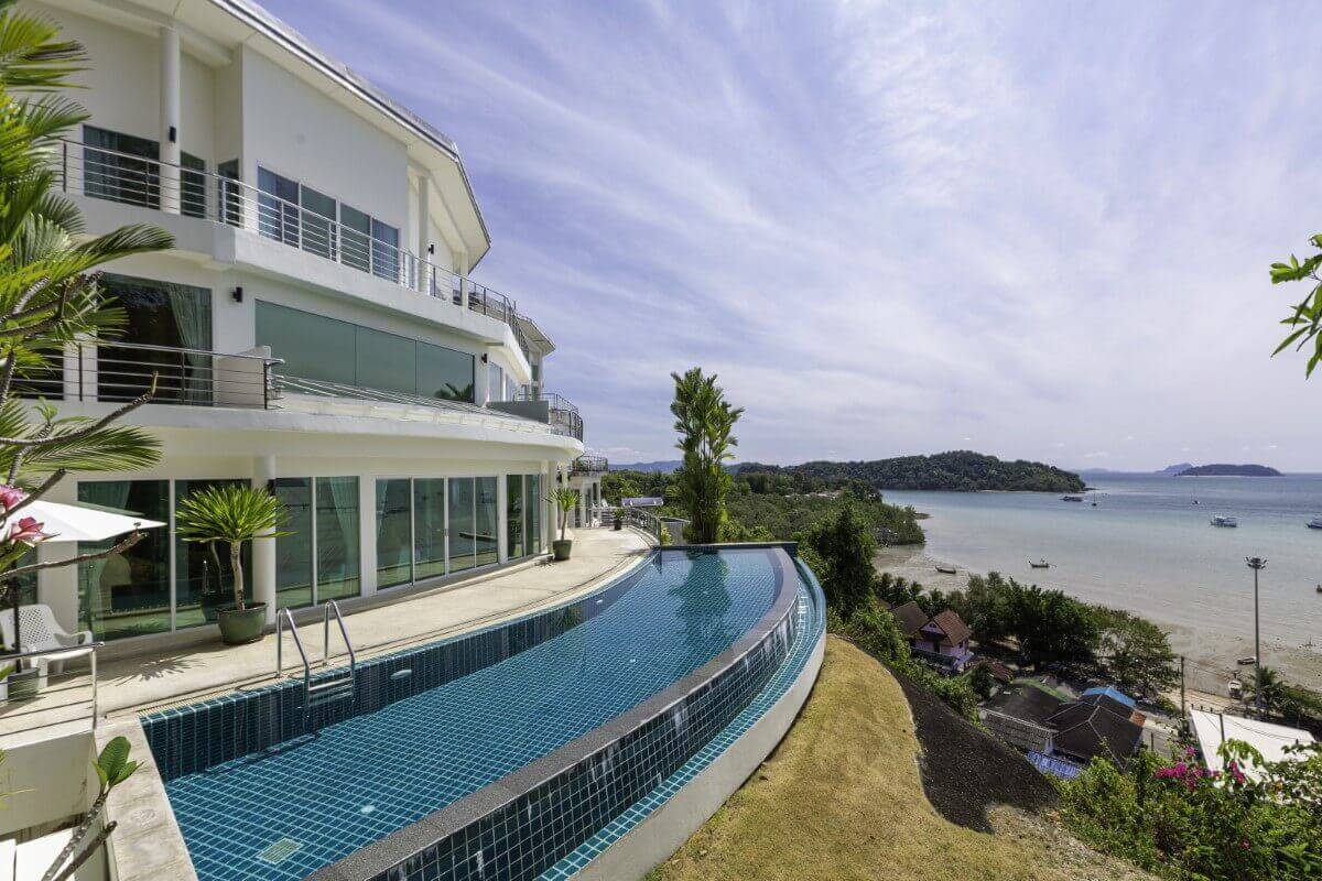 Poolvilla mit 3 Schlafzimmern und Meerblick zum Verkauf auf einem großen 1,546 m² großen Grundstück, 100 m vom Ufer entfernt in Ao Po, Phuket