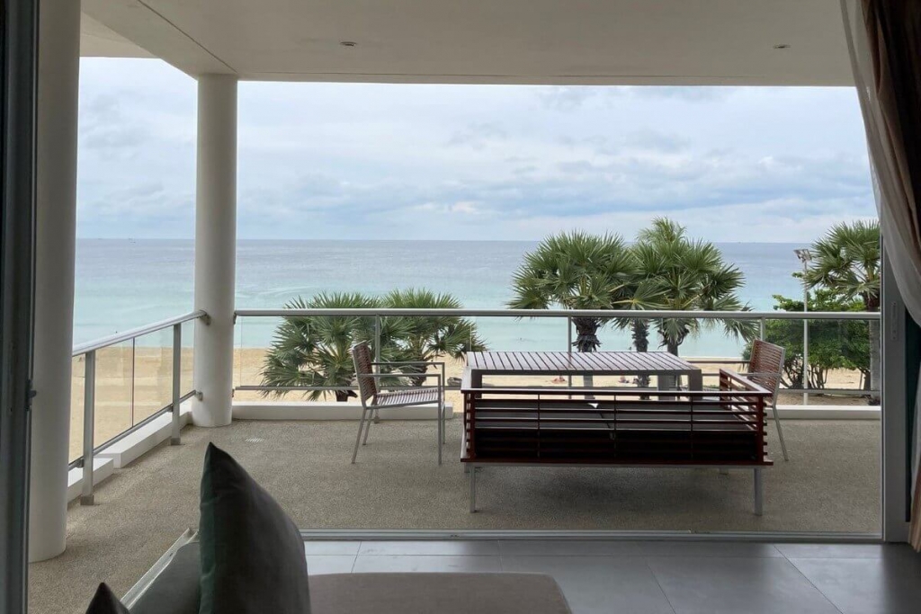 Resort-Eigentumswohnung mit 2 Schlafzimmern direkt am Meer zum Verkauf am Strand von Karon, Phuket