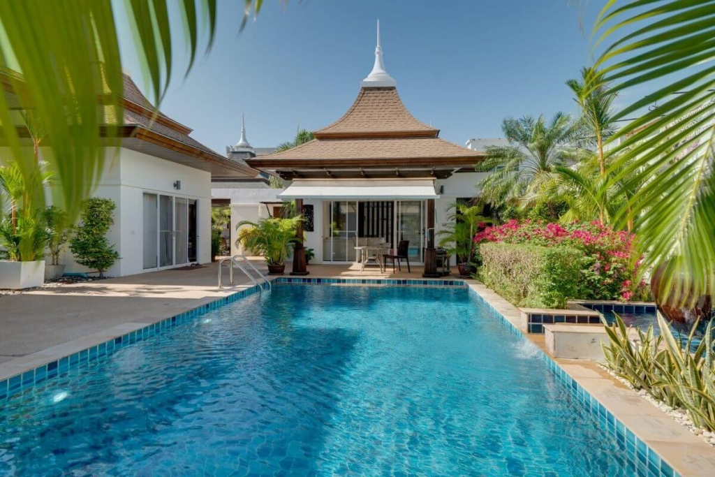 Balinesisch-thailändische Poolvilla mit 3 Schlafzimmern zum Verkauf durch den Eigentümer in der Nähe von Nai Harn Beach, Phuket